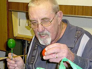 Dieter Eidloth hat etwa 930 Eier aufgebohrt und mit einer Grundfarbe bemalt. Nun werden freiwillige Helfer gebeten, beim Verzieren der Eier zu helfen, die später den farbenprächtigen Osterbrunnen am Melchior-Otto- Platz schmücken sollen. Foto: Karl-Heinz Hofmann