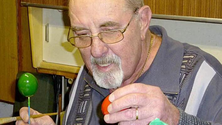 Dieter Eidloth hat etwa 930 Eier aufgebohrt und mit einer Grundfarbe bemalt. Nun werden freiwillige Helfer gebeten, beim Verzieren der Eier zu helfen, die später den farbenprächtigen Osterbrunnen am Melchior-Otto- Platz schmücken sollen. Foto: Karl-Heinz Hofmann