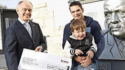 Michael Daniel, Leiter Personal der Brose Gruppe, überreichte gestern einen Scheck in Höhe von 3000 Euro an Laurin und Oliver Frank für die Delfintherapie des Jungen. Gesammelt hatten das Geld die Beschäftigten des Unternehmens. Foto: Brose