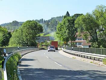 Am Ortseingang von Ködnitz aus Richtung Ebersbach kommend wird etwa 150 Meter vor den beiden Ortschildern unmittelbar vor der Mainbrücke die Geschwindigkeit auf 70 Stundenkilometer beschränkt. Ob die vorgeschriebene Geschwindigkeit von den Verkehrsteilnehmern eingehaltenwird, darüber hatte nicht nur der unmittelbare Anlieger Dieter Vogel, sondern auch der Gemeinderat seine Zweifel.  Foto: Werner Reißaus