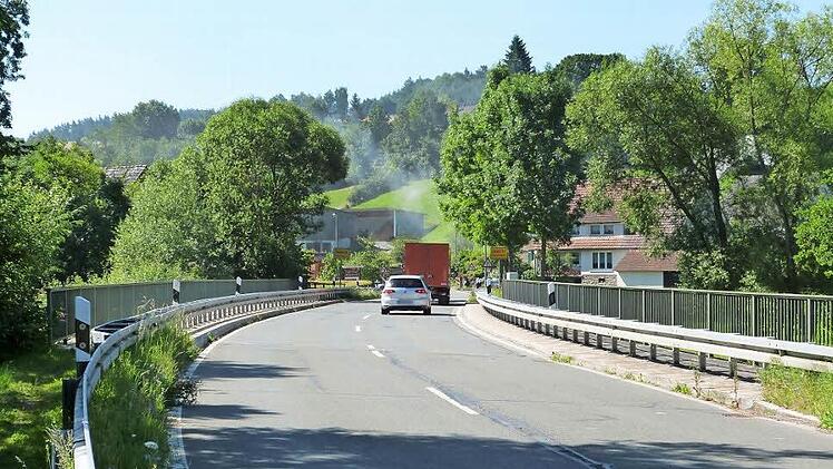 Am Ortseingang von Ködnitz aus Richtung Ebersbach kommend wird etwa 150 Meter vor den beiden Ortschildern unmittelbar vor der Mainbrücke die Geschwindigkeit auf 70 Stundenkilometer beschränkt. Ob die vorgeschriebene Geschwindigkeit von den Verkehrsteilnehmern eingehaltenwird, darüber hatte nicht nur der unmittelbare Anlieger Dieter Vogel, sondern auch der Gemeinderat seine Zweifel.  Foto: Werner Reißaus