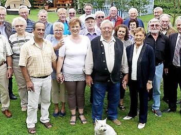 Viele Gratulanten kamen zum 80. Geburtstag von Hans Schicks (vorne, Zweiter von rechts). Foto: Dieter Hübner