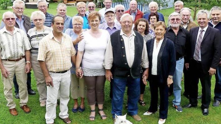 Viele Gratulanten kamen zum 80. Geburtstag von Hans Schicks (vorne, Zweiter von rechts). Foto: Dieter Hübner