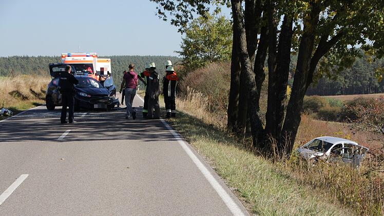 Zwischen Frimmersdorf und Dutendorf im Landkreis Erlangen-Höchstadt sind am Freitagmittag während eines Überholvorgangs zwei Pkw zusammengestoßen. Foto: Christian Bauriedel