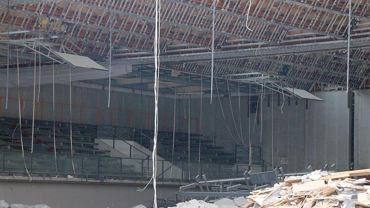 Durch das riesige Loch in der Fassade, blickt man direkt auf die noch intakte Zuschauertribüne.Foto: Ulrike Nauer