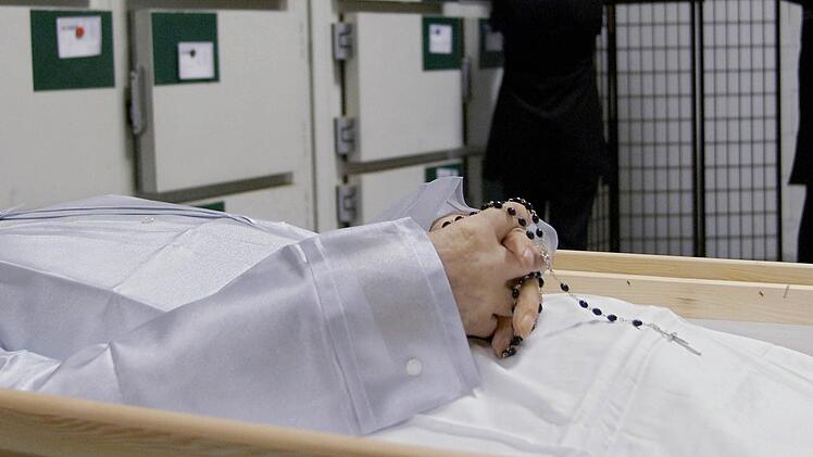 Die Staatsanwaltschaft Schweinfurt wollte einen Strafbefehl für einen Schweinfurter Bestatter. Das Amtsgericht Schweinfurt beraumt nun aber eine Hauptverhandlung an. Oliver Stratmann/dpa