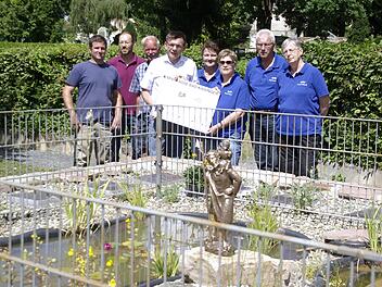 Das neugestaltete Urnengräberfeld unterstützte der Obst- und Gartenbauverein mit einer Spende (von links): Matthias Emmert, Stefan Stöth, August Brendan, Bürgermeister Armin Warmuth sowie Gisela Poettgen, Ute und Helmut Merz und Christine Reimann. Winfried Ehling