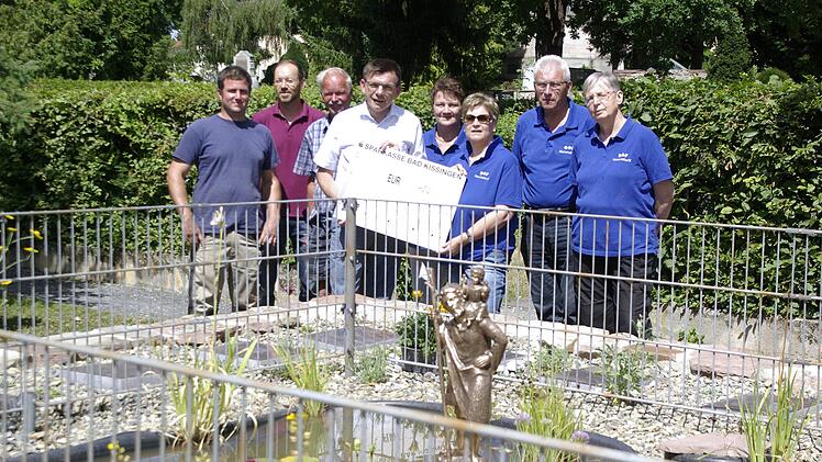 Das neugestaltete Urnengräberfeld unterstützte der Obst- und Gartenbauverein mit einer Spende (von links): Matthias Emmert, Stefan Stöth, August Brendan, Bürgermeister Armin Warmuth sowie Gisela Poettgen, Ute und Helmut Merz und Christine Reimann. Winfried Ehling