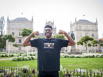 Bereit f&uuml;r den n&auml;chsten Schritt beim BBC Coburg: Shore Adenekan gibt sich selbstbewusst auf dem Coburger Schlossplatz Foto: Martin Vogel
