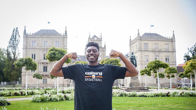 Bereit f&uuml;r den n&auml;chsten Schritt beim BBC Coburg: Shore Adenekan gibt sich selbstbewusst auf dem Coburger Schlossplatz Foto: Martin Vogel