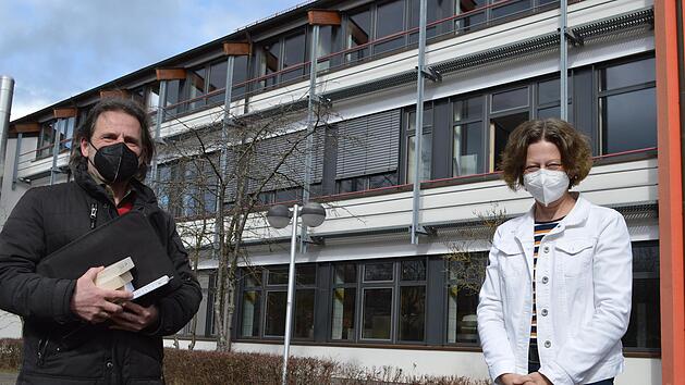 Teilsanierung der Staatlichen Berufsschule Bad Kissingen: Derzeit laufen die Ma&szlig;nahmen f&uuml;r den dritten Bauabschnitt. Architekt Peter Seufert und Schulleiterin Karin Maywald trafen sich, um den Baufortschritt zu begutachten.