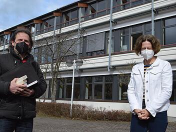 Teilsanierung der Staatlichen Berufsschule Bad Kissingen: Derzeit laufen die Maßnahmen für den dritten Bauabschnitt. Architekt Peter Seufert und Schulleiterin Karin Maywald trafen sich, um den Baufortschritt zu begutachten.