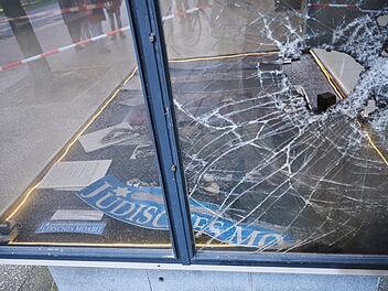 Schaukasten zu Ausstellung &uuml;ber j&uuml;disches Moabit besch&auml;digt