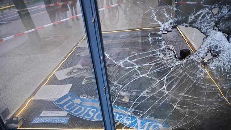 Schaukasten zu Ausstellung &uuml;ber j&uuml;disches Moabit besch&auml;digt