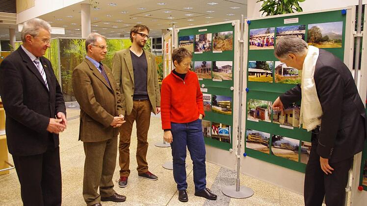 Beim Betrachten der Ausstellung (von links): Vorsitzender Peter Pöhlmann, Beirat Dr. Johann Hunger, 2. Vorsitzende Sonja Promeuschel sowie Schriftführer Andreas Rebhan und Vorstandsvorsitzender Klaus-Jürgen Scherr.