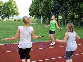 Franziska Joas (Mitte) trainiert mit zwei Nachwuchsschwimmerinnen die Ausdauer beim Seilspringen. "Bei den Jüngeren ist das Training noch spielerisch", sagt sie. Foto: Katja Kölbl