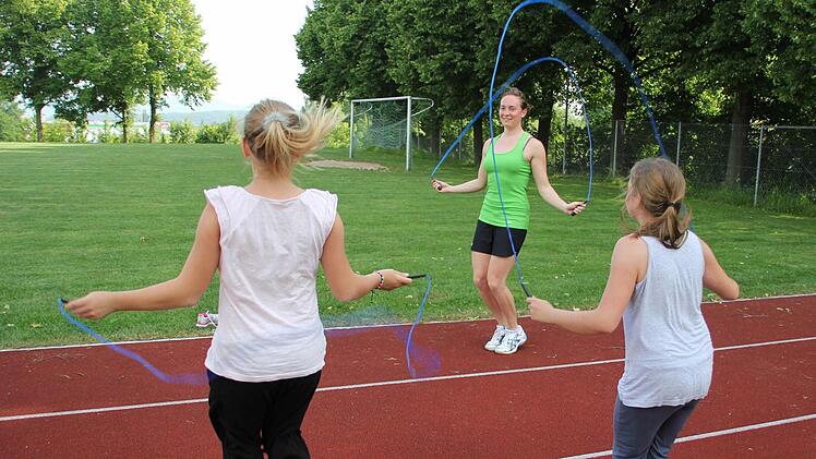Franziska Joas (Mitte) trainiert mit zwei Nachwuchsschwimmerinnen die Ausdauer beim Seilspringen. "Bei den Jüngeren ist das Training noch spielerisch", sagt sie. Foto: Katja Kölbl