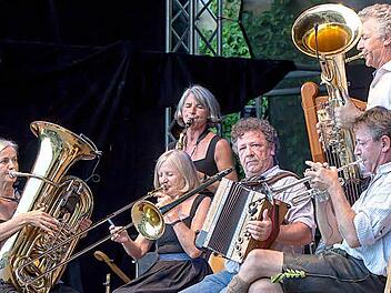 Da geht's zu, wie im echten Leben: Ein Teil der Familie Well, jetzt zum Auftakt in Tambach.  Fotos: Albert Höchstädter