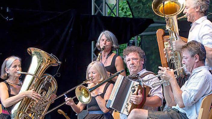 Da geht's zu, wie im echten Leben: Ein Teil der Familie Well, jetzt zum Auftakt in Tambach.  Fotos: Albert Höchstädter