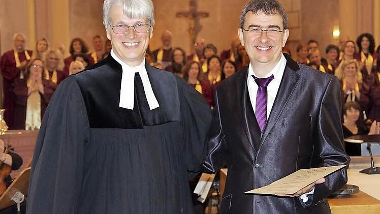 Kirchenrat Manuel Ritter (links) überreichte Jörg Wöltche die Urkunde mit der Ernennung zum Kirchenmusikdirektor. Foto: Klaus Werner