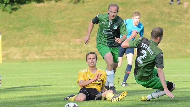 Szene aus dem Relegations-Hinspiel des FC Thulba (gelbe Trikots) gegen den TSV Forst (0:3). Foto: ssp