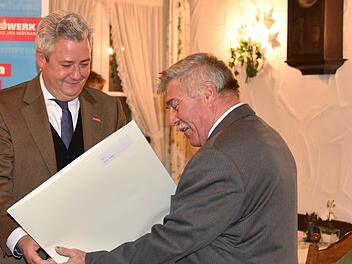 Vizepräsident der HWK Oberfranken überreicht den goldenen Meisterbrief an Gerold Goller. Foto: Gabi Arnold