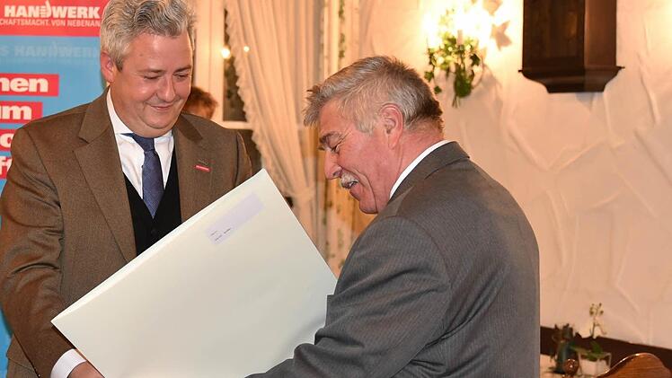 Vizepräsident der HWK Oberfranken überreicht den goldenen Meisterbrief an Gerold Goller. Foto: Gabi Arnold