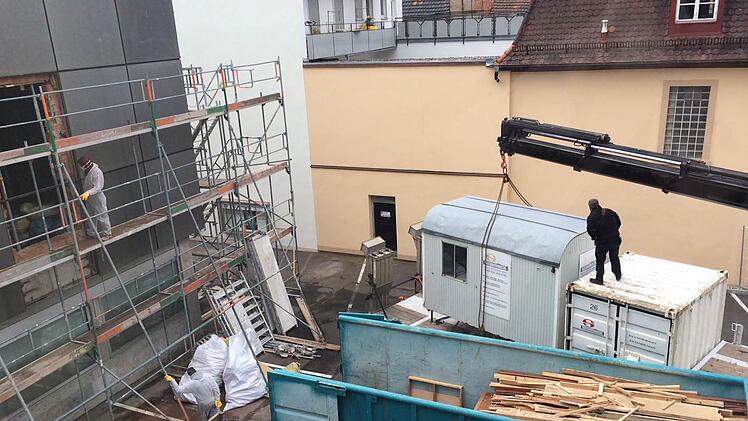 In Richtung Innenhof des Landratsamtes ist ein Teil der Fassadenverkleidung entfernt. Foto: Lena Pfister