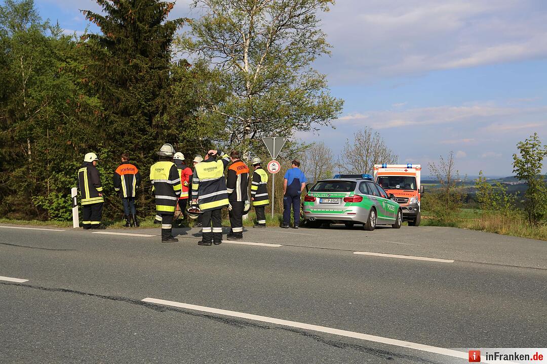 Motorradfahrer kommt von Fahrbahn ab und stuerzt Boeschung hinab