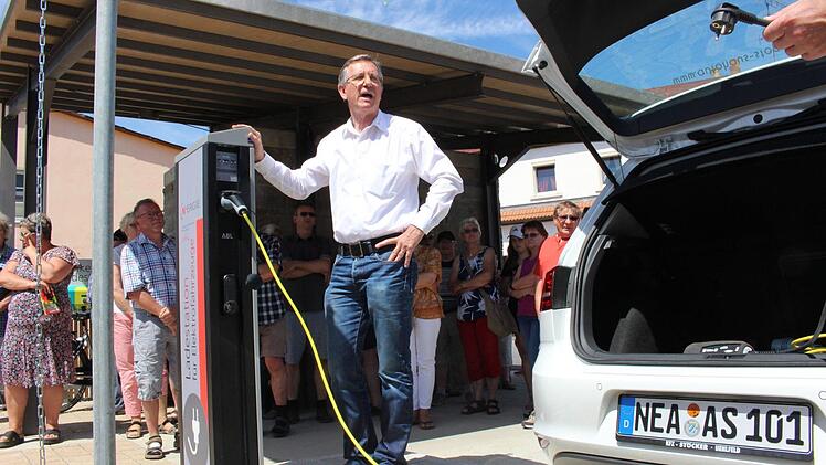 Alexander Nothaft zeigt die Bedienung der Ladesäulen. Foto: Yannick Hupfer