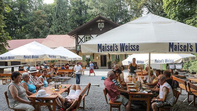 Platz vor der Waldhütte mit Gößweinsteiner Wandergruppe (vorne) Foto: Barbara Herbst