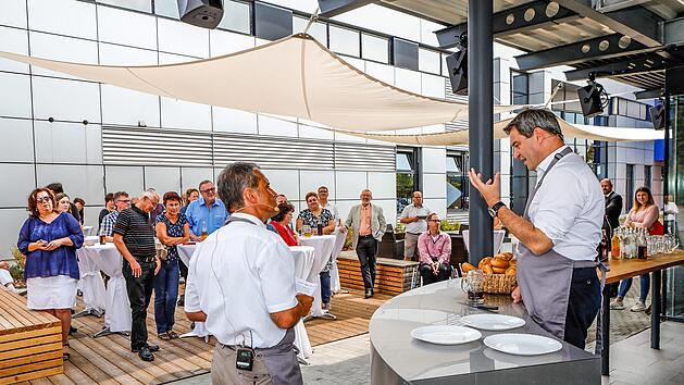 MGO-Chefredakteur Frank F&ouml;rtsch nutzt die Ess- und Brutzelpause von Markus S&ouml;der, um Fragen zu stellen.Matthias Hoch