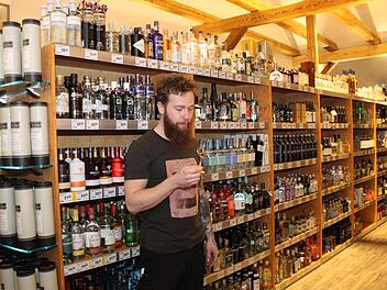 Florian Lochner hat ein großes Angebot an Spirituosen. Foto: Carmen Schwind