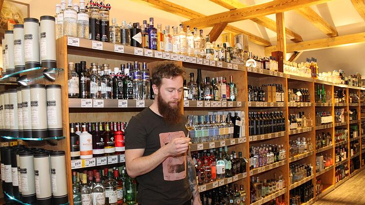 Florian Lochner hat ein großes Angebot an Spirituosen. Foto: Carmen Schwind