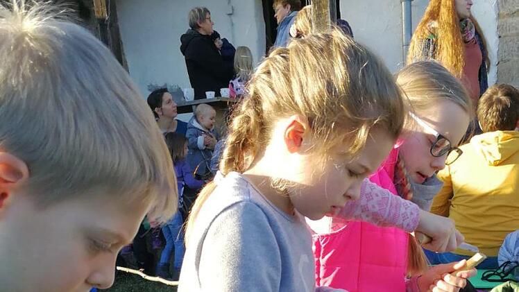 Flei&szlig;ig geschnitzt wurde bei den "funky fruits". Foto: Britta Slowik