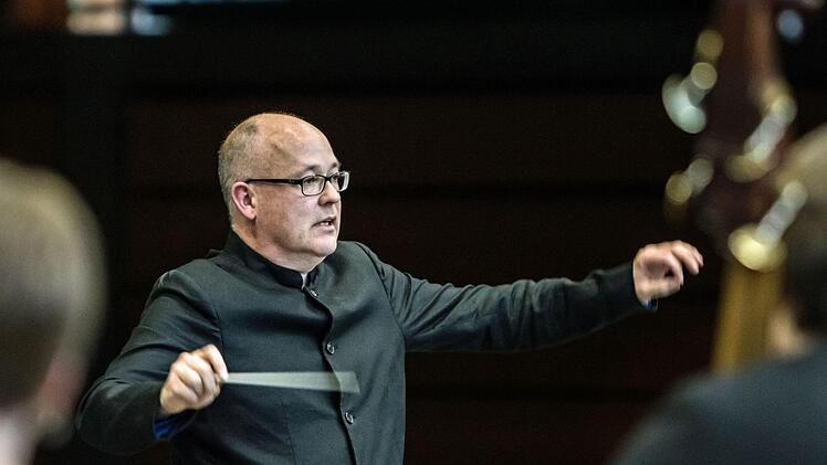 Begeisterten Beifall gab es beim Gastspiel des Jugendsymphonieorchesters Oberfranken in der Frankenhalle Neustadt. Umjubelte Solistin unter der Leitung von Till Fabian Weser war die junge Hornistin Sophia Reuter.Foto: Jochen Berger