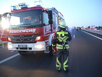 Unfall auf A9: Zwischen Gefrees und M&uuml;nchberg  fuhr ein Transporter in das Heck eines stehenden Autos. Der BMW stand ohne Licht auf der mittleren Spur der Autobahn. Symbolfoto: NEWS5