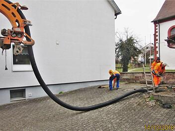 Mit einer Art Staubsauger wurde im Dezember 2018 die unterirdische Quellstube der Thulbaer Probstei auf der Suche nach dem Quellenzulauf von Wasser und Schlamm gereinigt. Foto: Thomas Kirchner