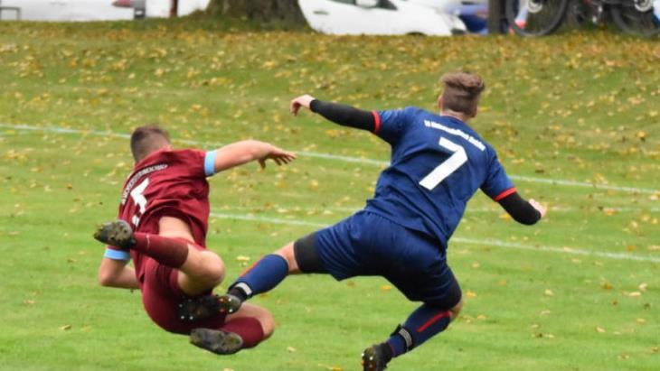 Ist hier eine Bombe explodiert oder haben sich die Spieler der SG Bieberbach/Wichsenstein (li. Jannik Neidhart) und der SG Kleinsendelbach/Hetzles (re. Fabian Hofmann) in der Kreisklasse 3 ER/PEG gegenseitig gefoult? Foto: Michael Friedrich
