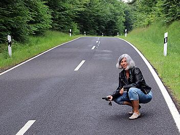 Gabriele Höll zeigt den Ort auf der Straße von Altenstein in Richtung Bundesstraße 303, wo es vor ihren Augen "Geldscheine regnete." helmut Will