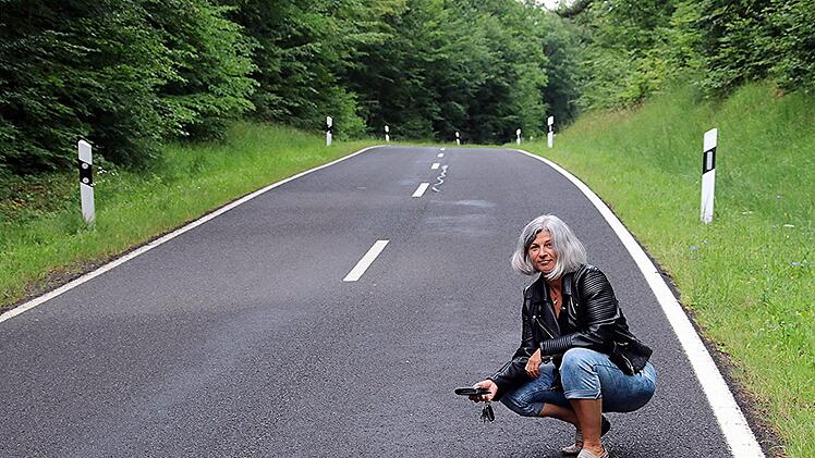 Gabriele Höll zeigt den Ort auf der Straße von Altenstein in Richtung Bundesstraße 303, wo es vor ihren Augen "Geldscheine regnete." helmut Will