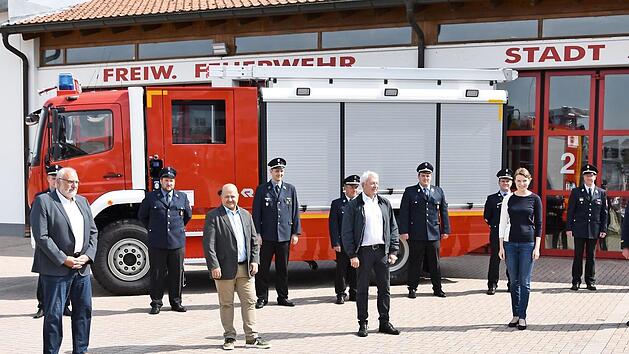 Gruppenbild mit Dame: MdB Emmi Zeulner (4. v. r.) mit B&uuml;rgermeister Roland Kauper, MdL Holger Dremel, Landrat Johann Kalb und Kreisbrandrat Bernhard Ziegmann (vorne von links) vor den Besatzungsmitgliedern des neuen Fahrzeugs und weiteren Vertretern der Freiwilligen Feuerwehr Sche&szlig;litz.  Foto: Udo Billen