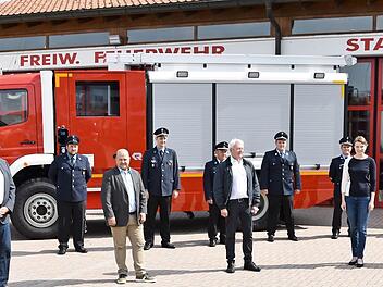 Gruppenbild mit Dame: MdB Emmi Zeulner (4. v. r.) mit Bürgermeister Roland Kauper, MdL Holger Dremel, Landrat Johann Kalb und Kreisbrandrat Bernhard Ziegmann (vorne von links) vor den Besatzungsmitgliedern des neuen Fahrzeugs und weiteren Vertretern der Freiwilligen Feuerwehr Scheßlitz.  Foto: Udo Billen