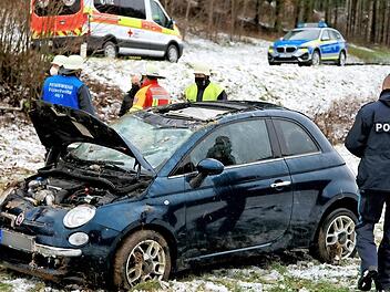 Der Fiat der 27-j&auml;hrigen Fahrerin &uuml;berschlug sich und blieb an der B&ouml;schung liegen. Foto: Klaus R&ouml;&szlig;ner