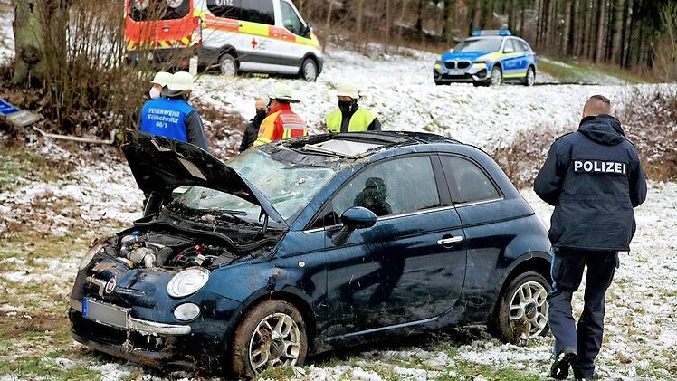 Der Fiat der 27-j&auml;hrigen Fahrerin &uuml;berschlug sich und blieb an der B&ouml;schung liegen. Foto: Klaus R&ouml;&szlig;ner