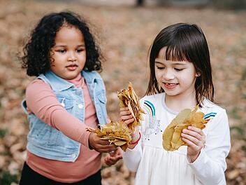 Kinder können die Natur im Abenteuergarten zu ihrem ganz eigenen Spielplatz machen.