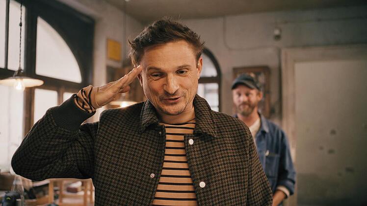 Auch in der zweiten Staffel statten zahlreiche Gaststars dem Pumuckl einen Besuch ab: Florian Lukas (vorne) spielt einen Geisterjäger, der es auf den frechen Kobold abgesehen hat.