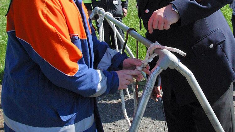 Na, ob der Knoten von Lukas Rupp (Froschgrund) wohl dem kritischen Blick von Kreisbrandmeister Manfred Brückner standhält? "Zieh mal auf!", fordert der Schiedsrichter den Feuerwehranwärter auf. Foto: Bettina Knauth