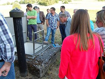 Das ist der Brunnen II, der komplett auf voller Tiefe saniert werden muss. Über ihm wird nach der Sanierung ein Holzgebäude errichtet. Der Gemeinderat wurde beim Ortstermin darüber nformiert und hat jetzt die Vergabe beschlossen.  Foto: Günther Straub