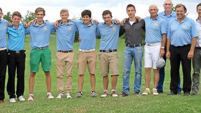 Der Golfclub Oberfranken steigt wieder in die Oberliga auf. Von links: Niklas Greiner, Fabian Grünewald, Noah Arendt, Valentin Franz, Fabian Mergner, Julien Mehnert, Andreas Burger, Dieter Mehnert, Claus Greiner, Peter Erhardt und Trainer Holger Peschke. Foto: privat